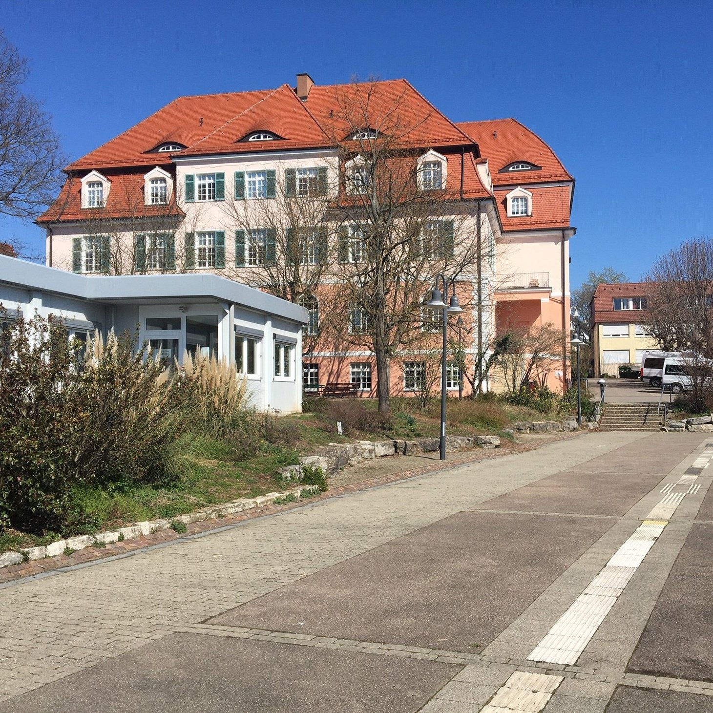 Das Foto zeigt das Schulgebäude am Kräherwald