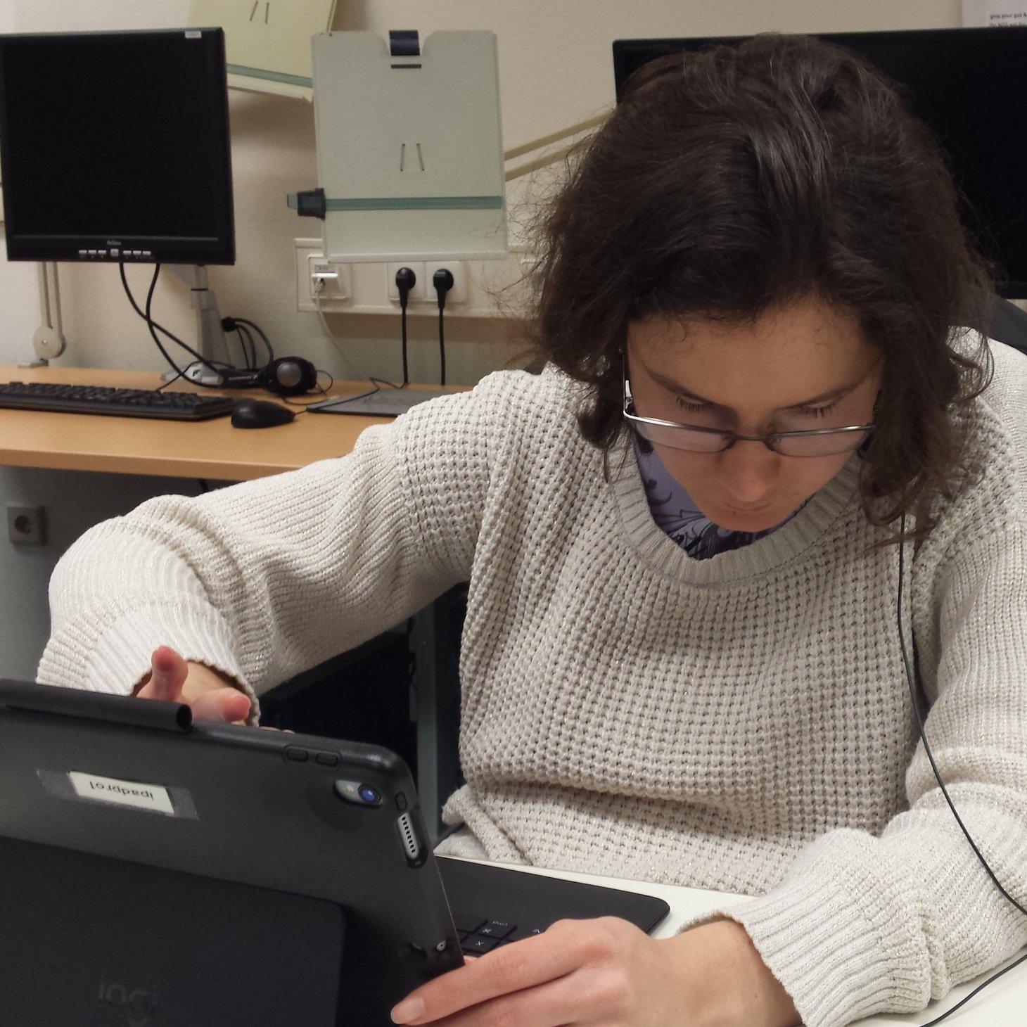 Eine blinde Schülerin sitzt vor einem Laptop.
