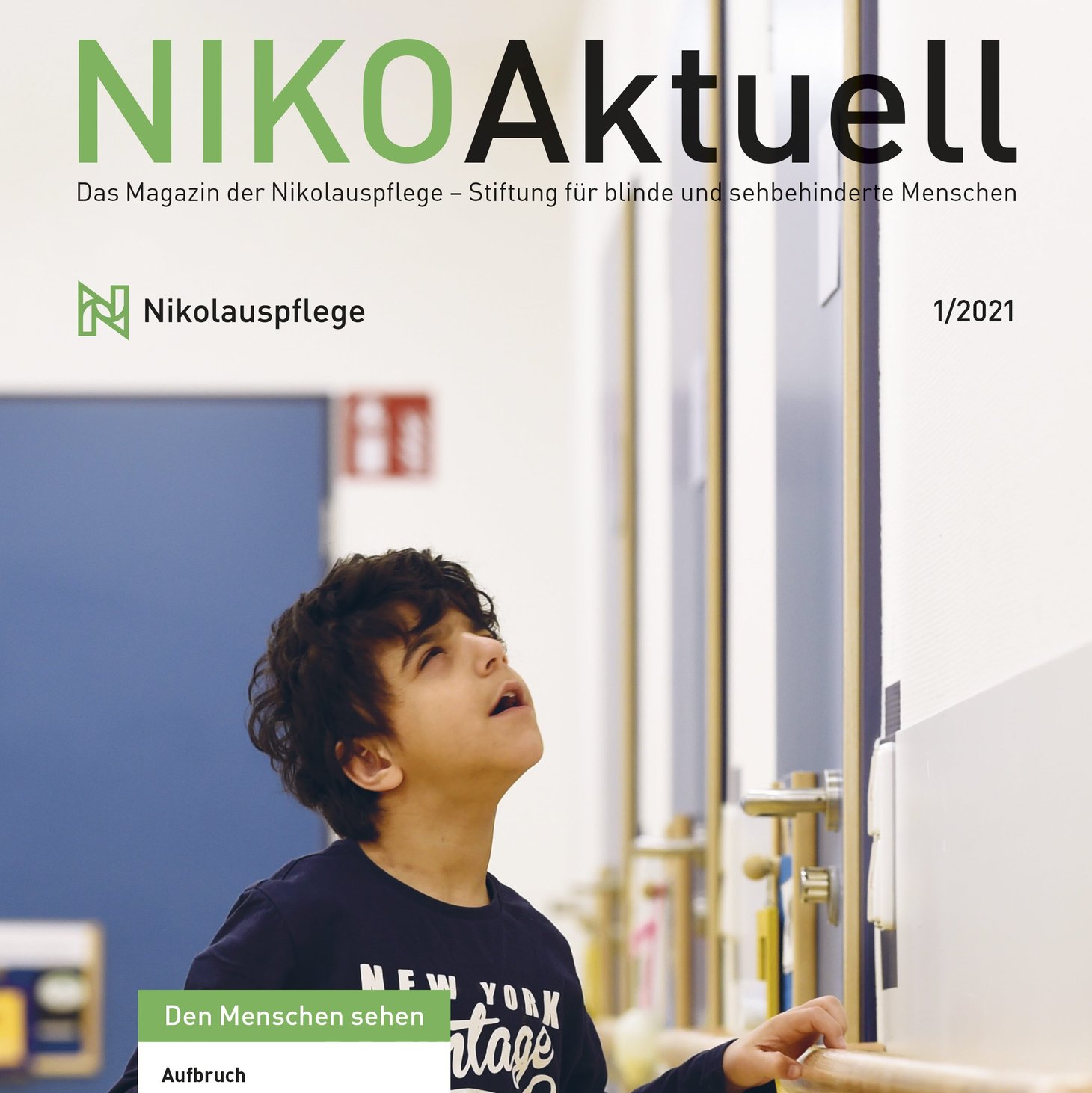 Titelseite des Magazins NIKOAktuell mit einem blinden Grundschüler, der den Schulgang entlanggeht