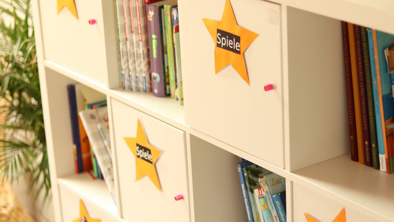 Ein Regal mit Büchern und Spielen