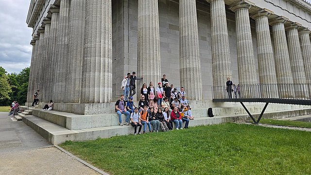 Eine Gruppe von Teilnehmenden der Beruflichen Bildung steht auf der Treppe der Gedenkstätte Walhalla bei Regensburg