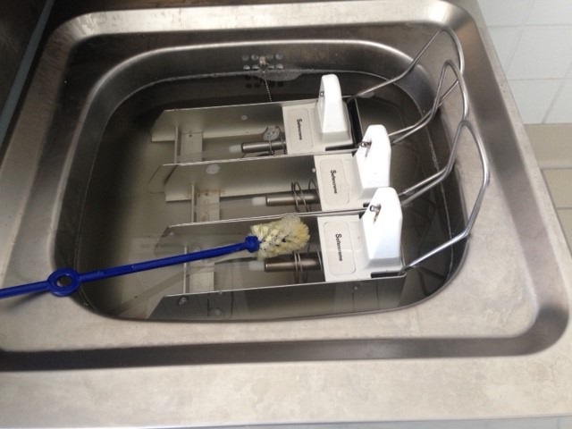 Das Foto zeigt ein Waschbecken, in dem Seifenspender zum Vollbad liegen